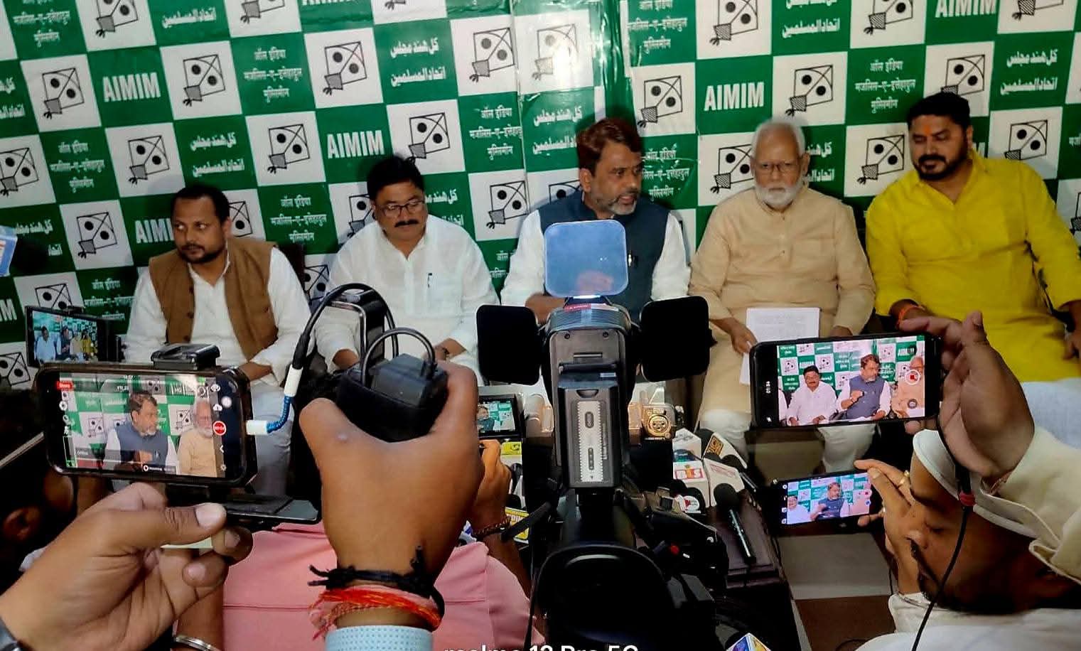 مولانا عبداللہ سالم چترویدی کی گرفتاری کے معاملے پر اخترالایمان کی جانب سے پٹنہ میں ایک پریس کانفرنس منعقد کی گئی، جس میں مبینہ طور پر گرفتاری کے طریقۂ کار پر سوالات اٹھائے گئے۔